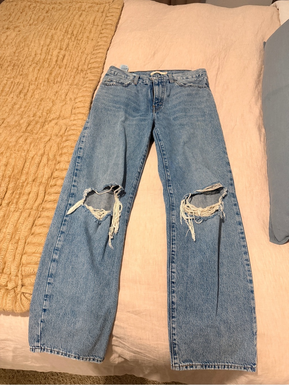 Levi’s Baggy Dad Jeans – Distressed Light Wash – Size 28